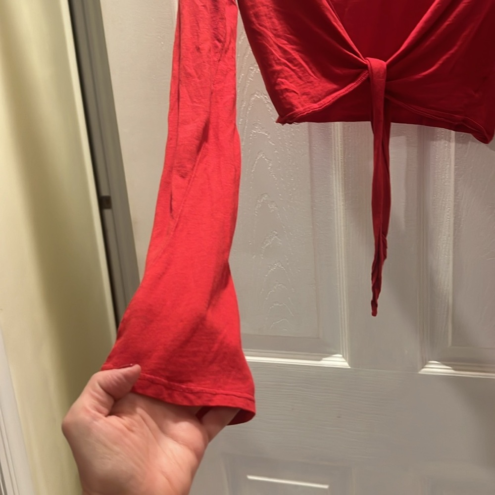 Red Long Sleeve Tie Front Cropped Top - Picture 4 of 5